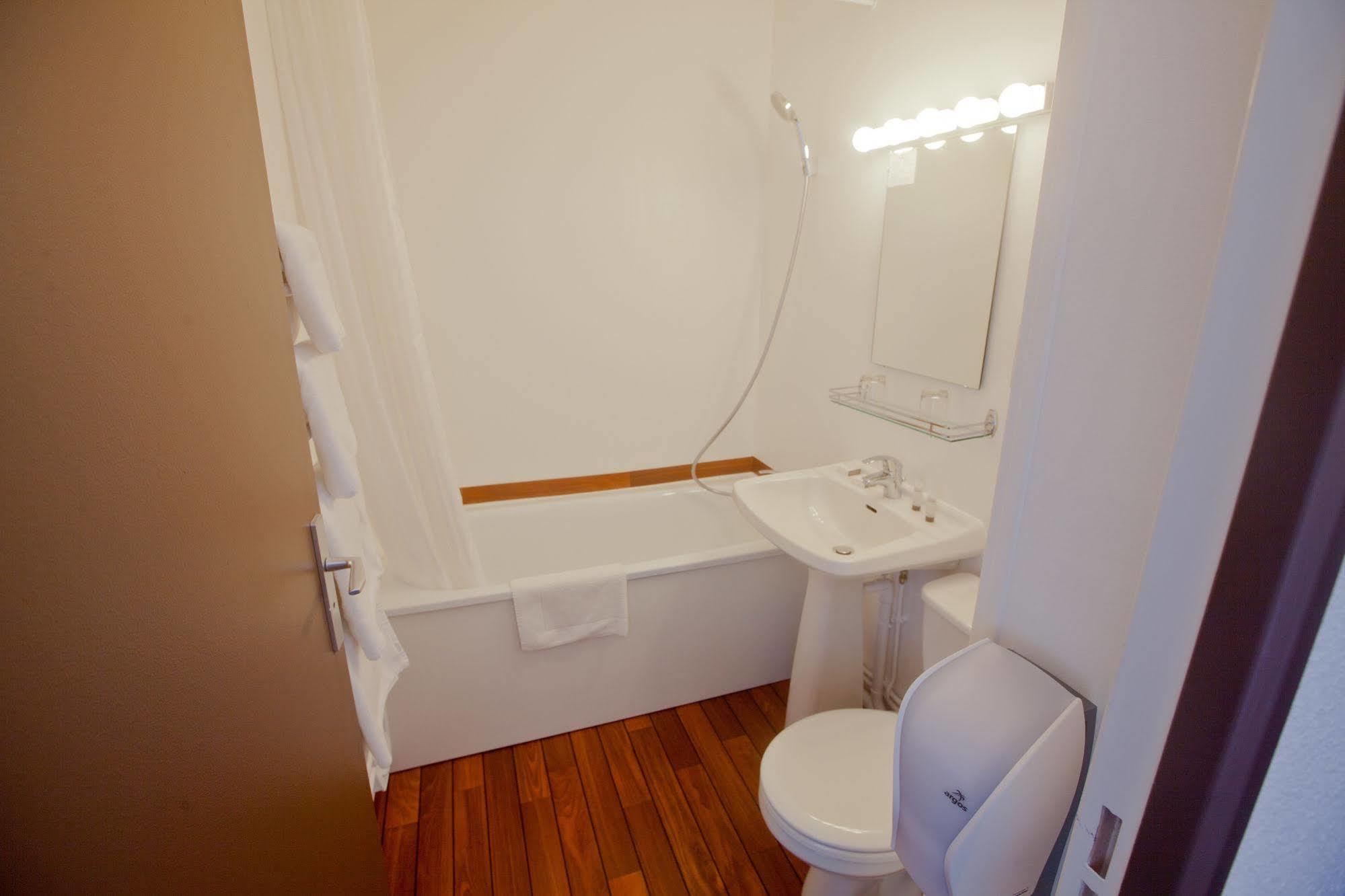 Hotel Ambassadeur - Port De Plaisance 3*